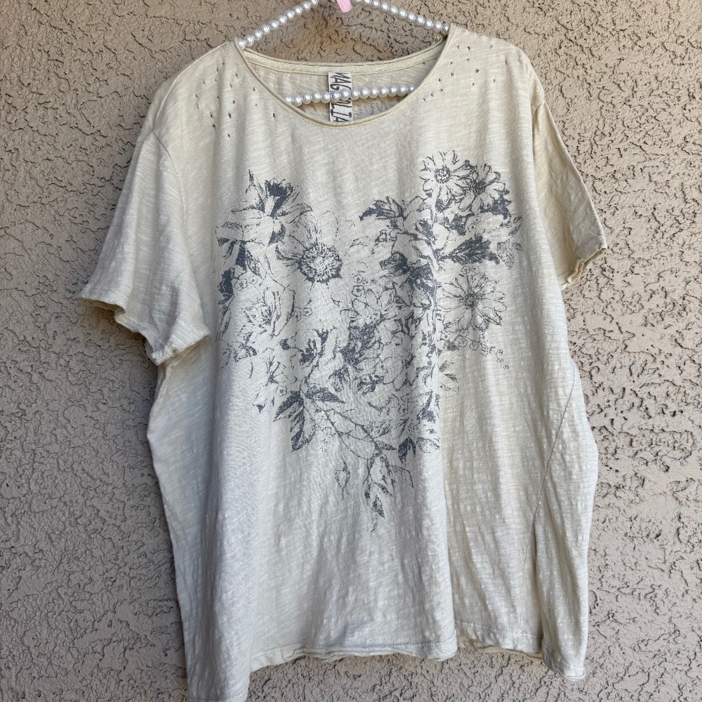 Magnolia Pearl Daisy in Love Tee, extremely rare. No. 53275475; Color Code: 